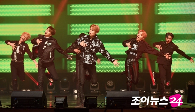 보이그룹 베리베리가 21일 오후 서울 구로아트밸리에서 열린 온택트 컬래버레이션 콘서트 '조이천사콘서트'에서 멋진 무대를 선보이고 있다.