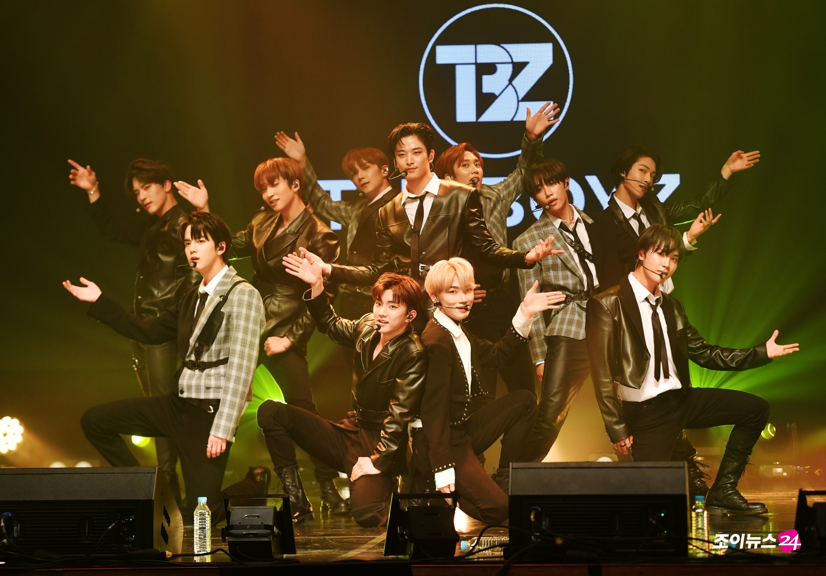보이그룹 더보이즈가 21일 오후 서울 구로아트밸리에서 열린 온택트 컬래버레이션 콘서트 '조이천사콘서트'에서 멋진 무대를 선보이고 있다.