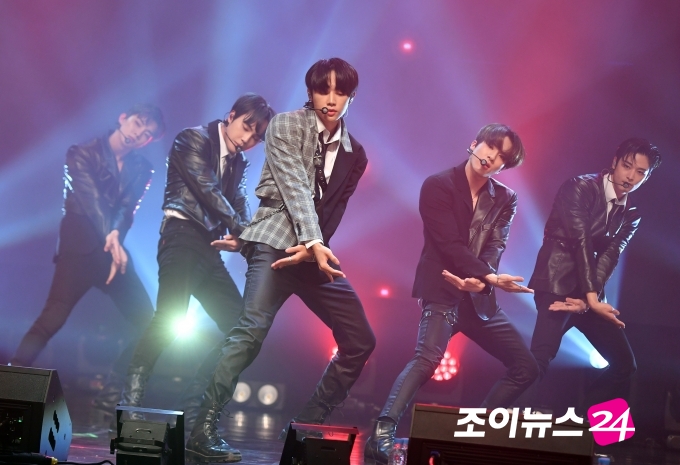 보이그룹 더보이즈가 21일 오후 서울 구로아트밸리에서 열린 온택트 컬래버레이션 콘서트 '조이천사콘서트'에서 멋진 무대를 선보이고 있다.