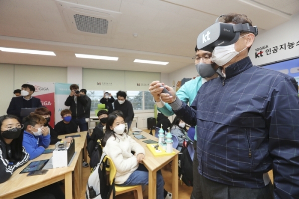 안계초등학교 '10GiGA AI스쿨'에서 이철우 경상북도지사가 KT 슈퍼 VR 학습 콘텐츠를 체험하고 있다.  [사진 = KT]