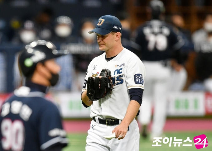 24일 서울 고척스카이돔에서 2020 KBO리그 포스트시즌 한국시리즈 6차전 두산 대 NC의 경기가 열렸다. NC 선발투수 루친스키가 두산 2회초 공격 2사 주자 만루서 정수빈이 중견수 플라이 아웃시키며 무실점으로 이닝을 끝낸 뒤 기뻐하고 있다.