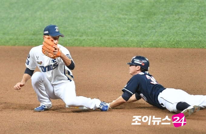 24일 오후 서울 고척스카이돔에서 열린 '2020 KBO리그 포스트시즌 한국시리즈' 두산 베어스 대 NC 다이노스 경기 6차전에서 5회초 무사 두산 정수빈이 2루 도루에 성공하고 있다.