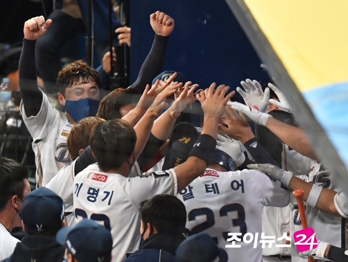 24일 오후 서울 고척스카이돔에서 열린 '2020 KBO리그 포스트시즌 한국시리즈' 두산 베어스 대 NC 다이노스 경기 6차전에서  6회말 1사 2루 NC 박석민의 적시타에 주자 알테어가 득점을 올리고 동료들과 기쁨을 나누고 있다.