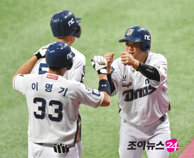 6회말 2사 만루 NC 박민우의 2타점 적시 2루타에 주자 노진혁과 박석민이 득점을 올리고 기쁨을 나누고 있다.
