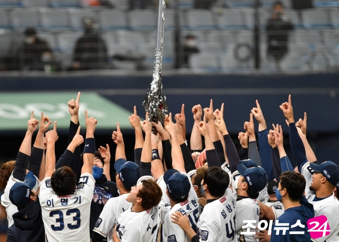 24일 서울 고척스카이돔에서 2020 KBO리그 포스트시즌 한국시리즈 6차전에서 NC가 두산을 4-2로 꺾고 승리, 시리즈 전적 4승 2패로 팀 창단 첫 한국시리즈 우승을 기록했다.