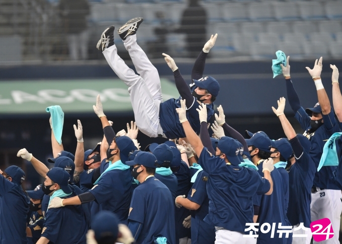 24일 서울 고척스카이돔에서 2020 KBO리그 포스트시즌 한국시리즈 6차전에서 NC가 두산을 4-2로 꺾고 승리, 시리즈 전적 4승 2패로 팀 창단 첫 한국시리즈 우승을 기록했다. NC 선수들이 이동욱 감독에게 축하 헹가래를 하고 있다.