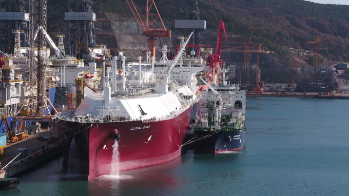한국가스공사는 세계 최초 'STS(Ship to Ship, 선박간 LNG 선적 실증 테스트'를 성공적으로 마쳤다고 밝혔다. [사진 = 한국가스공사]