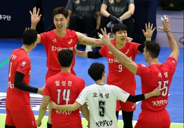 한국전력 선수들이 지난 18일 열린 KB손해보험과 홈 경기에서 공격 득점을 성공한 뒤 환호하고 있다. [사진=발리볼코리아닷컴]