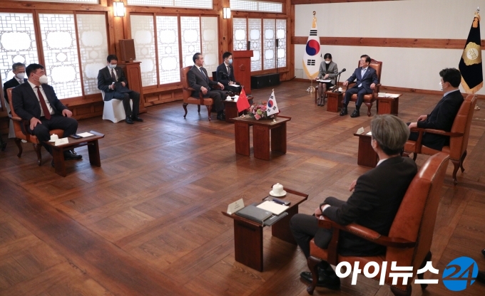 박병석 국회의장과 왕이 중국 외교부장이 27일 오전 서울 여의도 국회 사랑재에서 환담을 하고 있다.