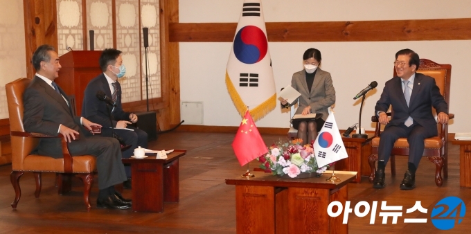 박병석 국회의장과 왕이 중국 외교부장이 27일 오전 서울 여의도 국회 사랑재에서 환담을 하고 있다.