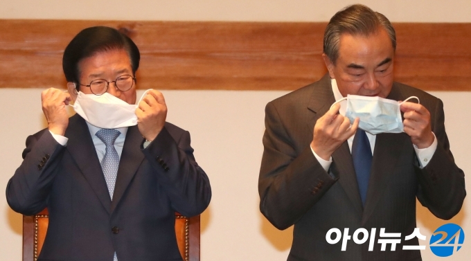 박병석 국회의장과 왕이 중국 외교부장이 27일 서울 여의도 국회 사랑재에서 환담을 갖기 전 마스크를 벗고 있다.