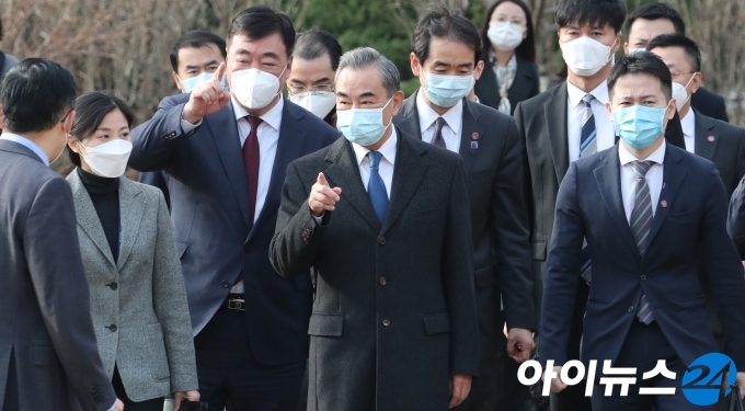 27일 국회를 찾은 중국 왕이 외교부장 일행이 박병석 국회의장을 예방하기 위해 국회 사랑재에 도착하고 있다.