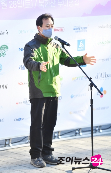 고품격 엔터테인먼트 경제지 조이뉴스24가 28일 오전 서울 강북구 우이동 만남의 광장에서 '산악인 오은선과 함께 하는 '2020 희망찾기 등산·트레킹 교실'을 개최했다. 박겸수 강북구청장이 인사말을 하고 있다.
