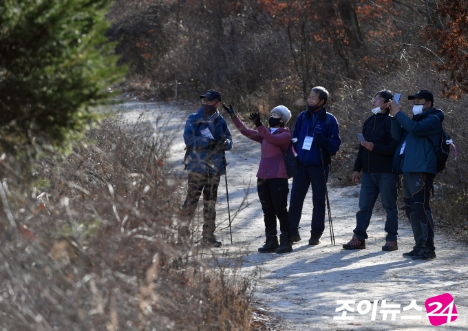 고품격 엔터테인먼트 경제지 조이뉴스24가 주최한 '산악인 오은선과 함께 하는 2020 희망찾기 등산·트레킹 교실'이 28일 서울 강북구 북한산 우이동 만남의 광장에서 열렸다.산악인 오은선 대장이 참가자들과 우이령길을 걷고 있다.