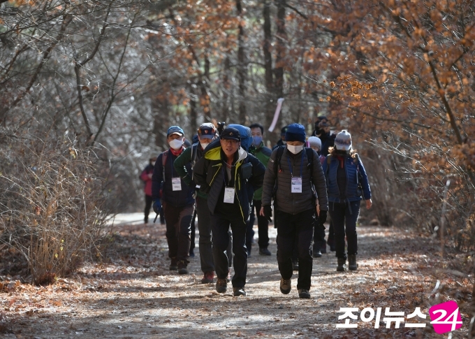 고품격 엔터테인먼트 경제지 조이뉴스24가 주최한 '산악인 오은선과 함께 하는 2020 희망찾기 등산·트레킹 교실'이 28일 서울 강북구 북한산 우이동 만남의 광장에서 열렸다.트레킹 교실 참가자들이 우이령길을 걷고 있다.