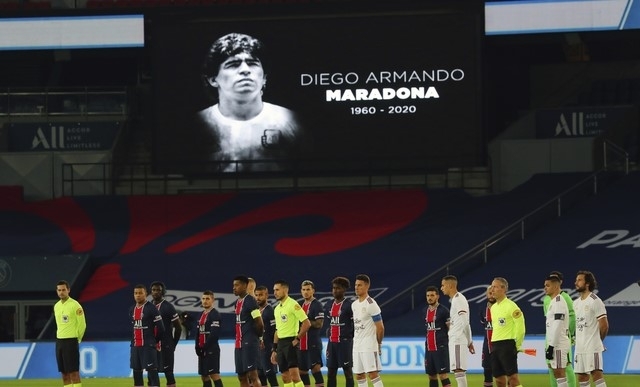 2020-2021시즌 리그앙 보르도와 PSG 경기에 앞서 세상을 떠난 축구 레전드 마라도나(아르헨티나)를 위찬 추모 묵념이 진행되고 있다. [사진=뉴시스]