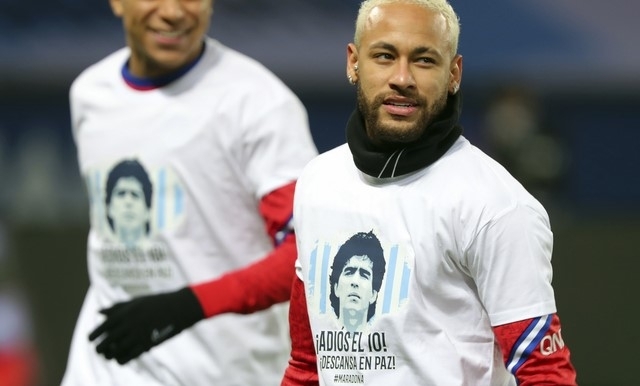 PSG와 보르도 선수들은 29일 경기에 앞서 팀 연습 시간에 세상을 떠난 축구 레전드 마라도나(아르헨티나)를 위한 추모 티셔츠를 착용했다.  [사진=뉴시스]