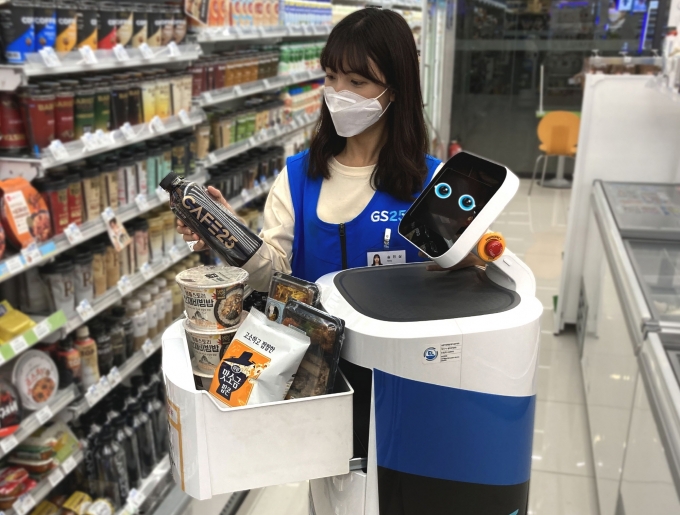 LG전자는 최근 서울 강서구 LG사이언스파크 내에 있는 GS25 강서LG사이언스점에서 'LG 클로이 서브봇'을 이용해 상품을 배송하는 로봇배송 시범서비스를 시작했다고 30일 밝혔다. [사진=LG전자]