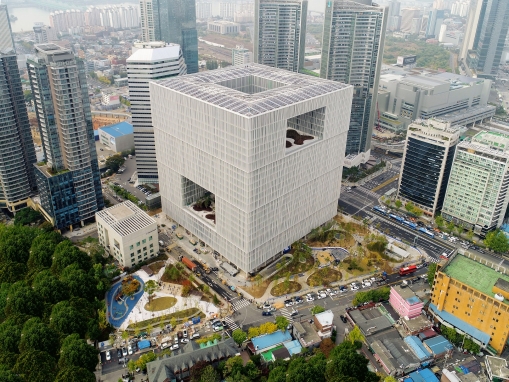 업계는 '디지털 전환'의 성공 여부가 아모레퍼시픽의 올 한 해를 좌우할 것으로 바라봤다. [사진=아모레퍼시픽그룹]