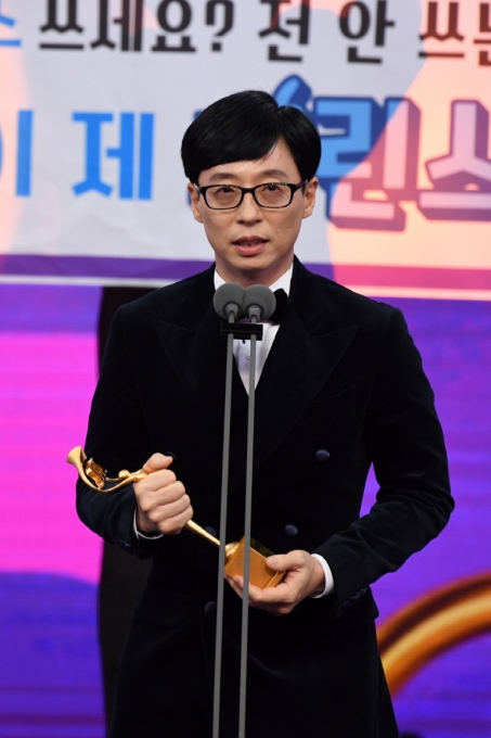 유재석이 지난해 'SBS연예대상'에서 대상 수상 후 소감을 이야기하고 있다.  [사진=SBS]