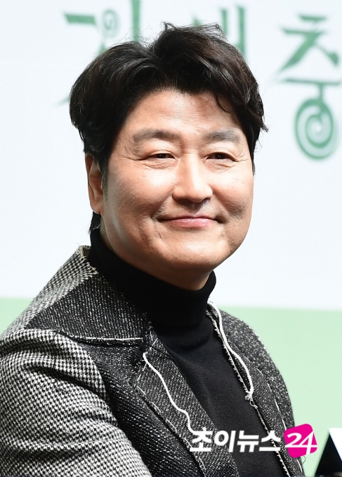 배우 송강호가 오스카상 4관왕 영화 '기생충' 기자회견에 참석해 미소를 짓고 있다. [사진=정소희 기자]