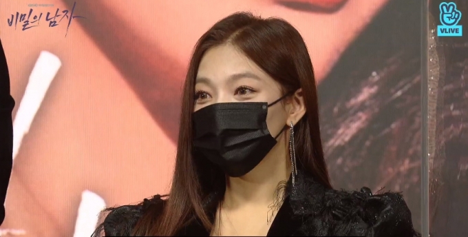 배우 이채영이 KBS 2TV '비밀의 남자' 제작발표회에 마스크를 쓰고 참석했다. [사진=V라이브 캡처]