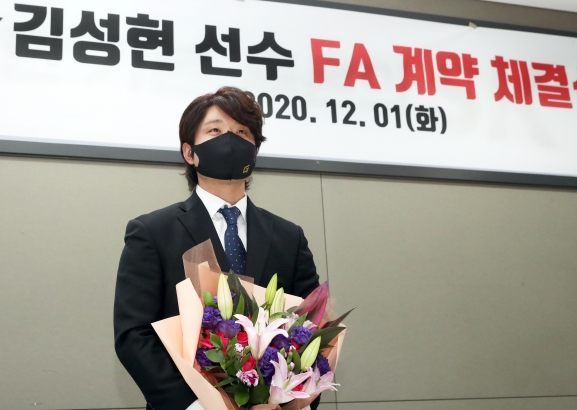 SK 와이번스 내야수 김성현이 1일 구단과 FA(자유계약선수) 계약을 체결한 뒤 기념촬영을 하고 있다. [사진=SK 와이번스]