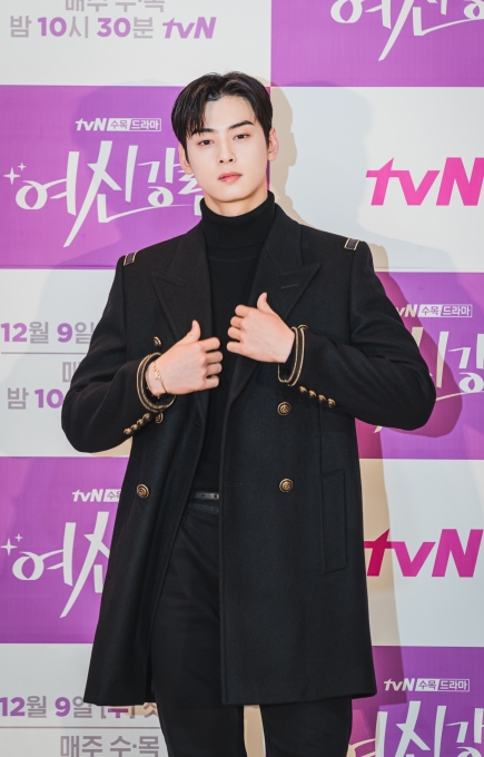 배우 차은우가 2일 오후 온라인으로 진행된 tvN 새 수목드라마 '여신강림' 제작발표회에 참석해 포즈를 취하고 있다. [사진 제공=tvN]