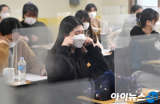 2021학년도 대학수학능력시험일인 3일 오전 서울 영등포구 여의도여자고등학교 시험장에 입실한 수험생들이 1교시 시험을 앞두고 준비하고 있다.