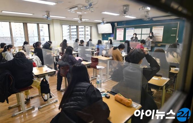 2021학년도 대학수학능력시험일인 3일 오전 서울 영등포구 여의도여자고등학교 시험장에 입실한 수험생들이 1교시 시험을 앞두고 준비하고 있다.