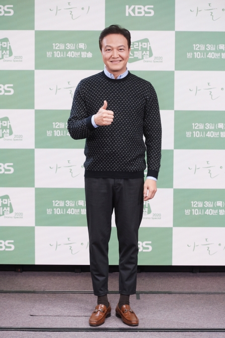 배우 정웅인이 3일 오후 온라인으로 진행된 KBS 2TV 드라마스페셜 2020 '나들이' 제작발표회에 참석해 포즈를 취하고 있다. [사진 제공=KBS]