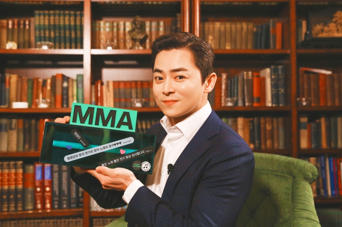 배우 조정석이 3일 오후 온라인으로 진행된 'MMA 2020’에서 '아로하'로 장르상(OST부문)을 수상하고 포즈를 취하고 있다.  [사진 제공 = MMA 2020]