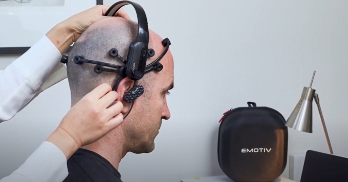 델 테크놀로지스와 EMOTIV가 함께 실시한 이번 조사는 기술을 사용해 업무 및 상호작용 활동 시 참가자들의 뇌 활동을 EEG 스캐닝 헤드셋으로 실시간 모니터링하는 방식으로 진행됐다. [사진=델 테크놀로지스]