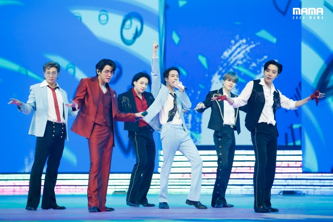 방탄소년단은 6일 오후 비대면으로 진행된 '2020 MAMA(Mnet ASIAN MUSIC AWARDS, 엠넷 아시안 뮤직 어워즈)'에서 무대를 선보이고 있다. ['2020 MAMA']