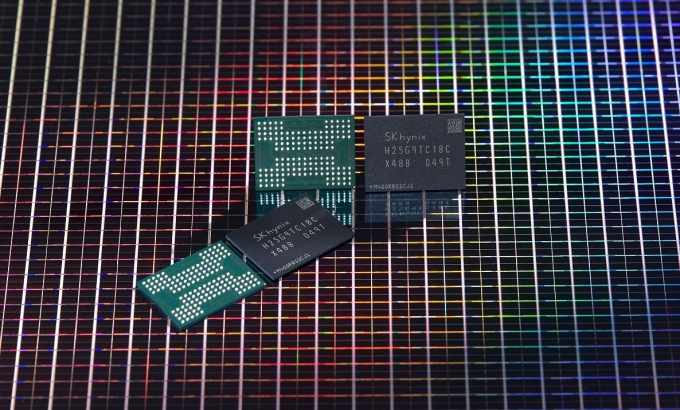 SK하이닉스는 176단 512Gb TLC 4D 낸드플래시를 개발, 이를 솔루션화하기 위해 지난달 컨트롤러 업체에 샘플을 제공했다고 7일 밝혔다. [사진=SK하이닉스]