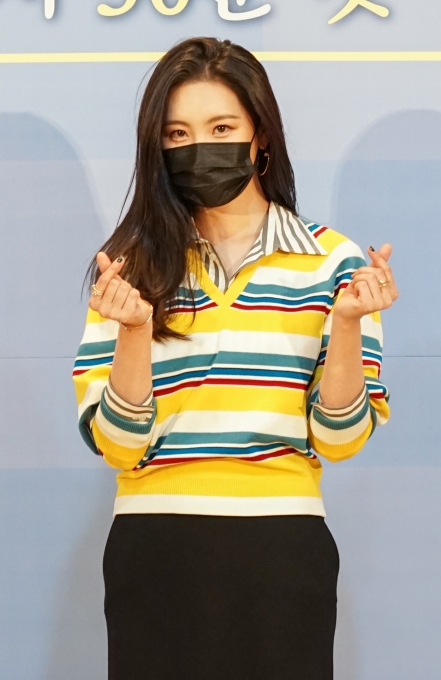 가수 선미가 8일 온라인으로 진행된 Mnet '달리는 사이' 제작발표회에 참석해 포즈를 취하고 있다.  [사진 제공 = Mnet]