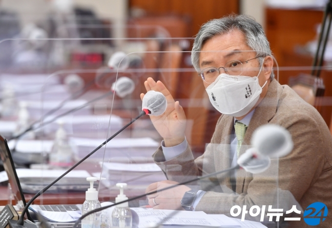 최강욱 열린민주당 대표가 9일 오전 서울 여의도 국회에서 열린 법제사법위원회 전체회의에서 발언하고 있다.