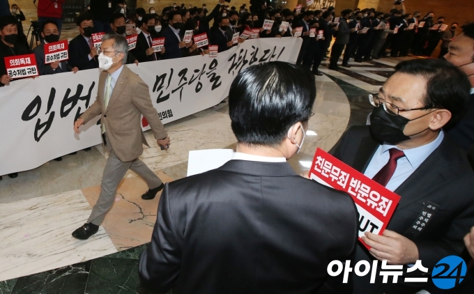 주호영 국민의힘 원내대표를 비롯한 국민의힘 의원들이 9일 오후 서울 여의도 국회 본회의장으로 들어가는 로텐더홀에서 더불어민주당의 공수처법 개정안 등 쟁점 법안 강행 처리를 비판하는 피켓시위를 하고 있다.