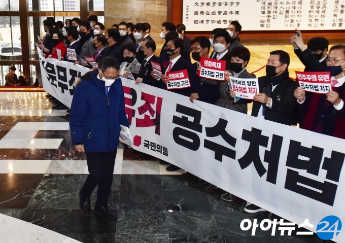 주호영 국민의힘 원내대표를 비롯한 국민의힘 의원들이 9일 오후 서울 여의도 국회 본회의장으로 들어가는 로텐더홀에서 더불어민주당의 공수처법 개정안 등 쟁점 법안 강행 처리를 비판하는 피켓시위를 하고 있다.