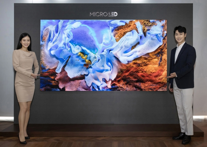 삼성전자는 10일 양방향 화상 회의 솔루션인 웨비나 시스템을 활용해 온라인 행사를 열고, '마이크로 LED TV' 110인치 신제품을 공개했다. [사진=삼성전자]