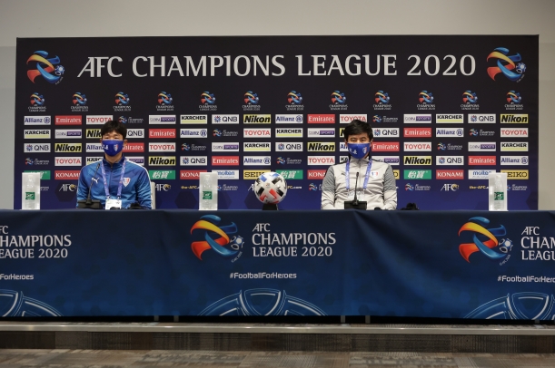 수원 삼성 박건하 감독(오른쪽)과 양형모가 지난 9일(한국시간) 카타르 도하의 알 자눕 스타디움에서 열린 빗셀 고베와의 2020 아시아축구연맹(AFC) 챔피언스리그 8강전 사전 기자회견에 참석했다. [사진=한국프로축구연맹]