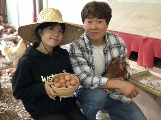 안지안씨(좌)가 '보호종료아동을 위한 커뮤니티 케어센터'에서 닭을 사육하고 계란을 생산하는 일을 하고 있다.  [사진=바스켓 ]
