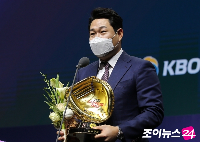 NC 포수 양의지가 11일 서울 삼성동 코엑스에서 열린 2020 KBO 골든글러브 시상식에서 포수 부문 골든글러브를 수상한 뒤 소감을 말하고 있다. [KBO]