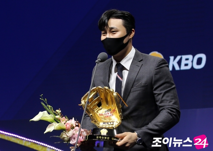 키움 김하성이 11일 서울 삼성동 코엑스에서 열린 2020 KBO 골든글러브 시상식에서 유격수 부문 골든글러브를 수상하고 있다. [KBO]