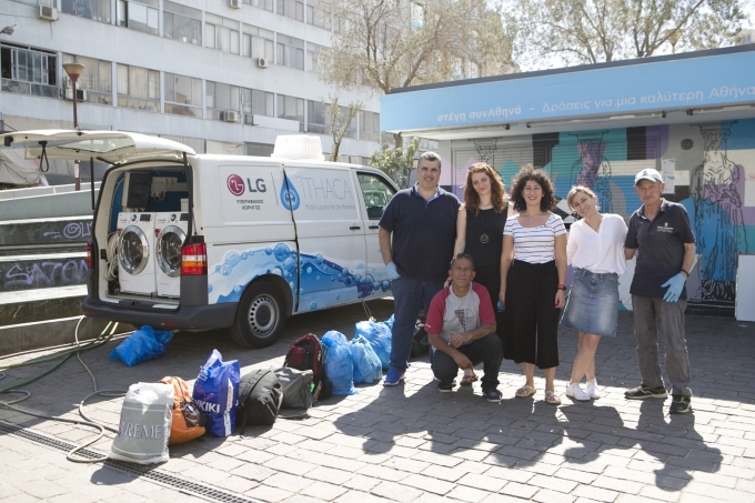 LG전자는 최근 그리스에서 노숙인을 위해 이동식 빨래방을 운영하는 비영리단체(NGO) '이타카'에 세탁기와 건조기를 각각 5대씩 기부했다고 15일 밝혔다. [사진=LG전자]