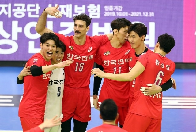 한국전력 선수들이 5일 열린 현대캐피탈과 홈 경기에서 세트 스코어 3-0 승리를 확정한 뒤 환호하고 있다. [ 사진=발리볼코리아닷컴]