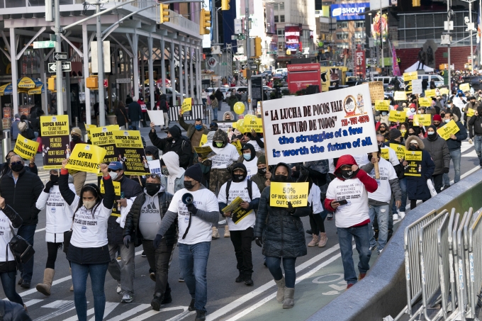 미국 뉴욕에서 식당과 술집 주인, 종업원, 노조원들이 요식업 살리기 시위에 참석해 행진하고 있다. [뉴욕=AP/뉴시스]