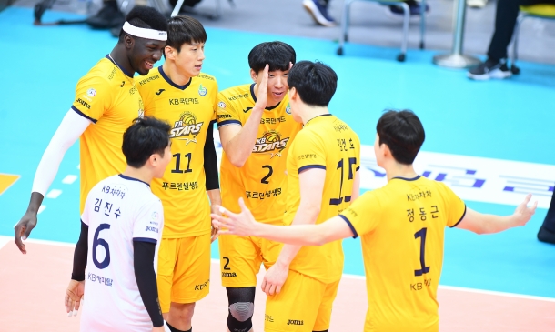 남자 프로배구 KB손해보험이 22일 의정부체육관에서 열린 2020-2021 도드람 V-리그 한국전력과의 경기에서 세트 스코어 3-0으로 이겼다. [사진=한국배구연맹(KOVO)]
