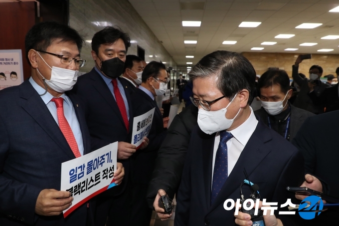 변창흠 국토교통부 장관 후보자 인사청문회가 23일 서울 여의도 국회에서 열린 가운데 국민의 힘 의원들이 변 후보자에게 피켓을 들고 항의하고 있다. 