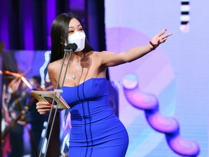 가수 제시가  24일 오후 서울 영등포구 여의도 KBS에서 열린 '2020 KBS 연예대상' 시상식에 시상자로 참석하고 있다. [사진 제공=KBS]